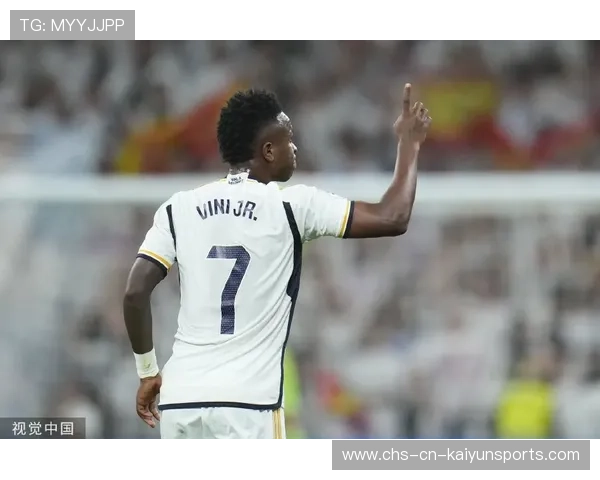 维尼修斯在禁区左侧连续晃动后分球贝林厄姆 维尼修斯在禁区左侧连续晃动后分球贝林厄姆